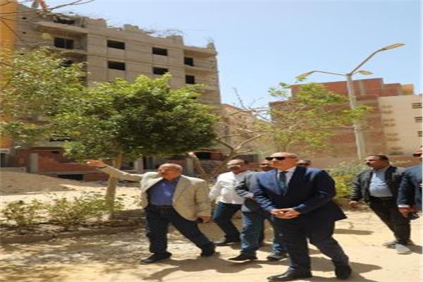 محافظ القاهرة يشرف على إزالة عقار مخالف بالمقطم 