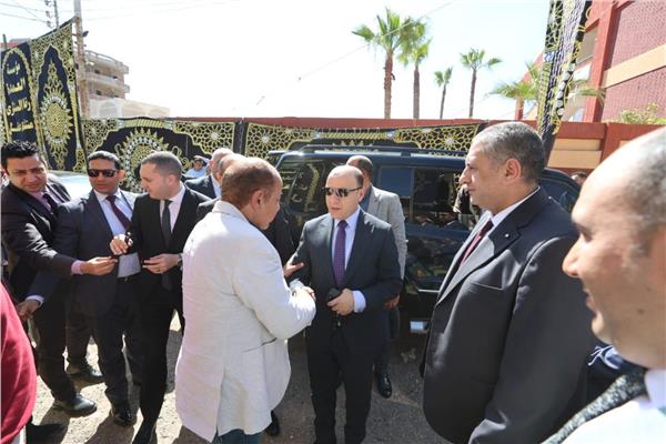 محافظ كفر الشيخ يشيد بجهود الفرق الطبية المشاركة