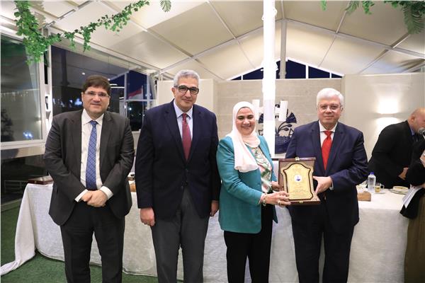 وزير التعليم العالي يكرم فريق العمل المشارك في تنظيم فعالية زيارة الرئيس الفرنسي لجامعة القاهرة