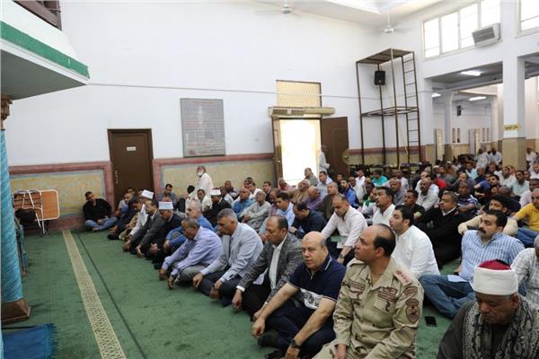 محافظ أسوان يستمع لمطالب وإحتياجات المواطنين ويكلف المسئولين بتلبيتها