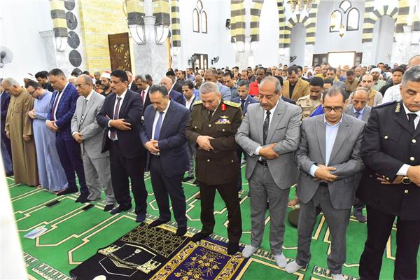 محافظ أسيوط يؤدي صلاة ظهر الجمعة مع أهالي قرية بني عدي بمسجد الشرفاء