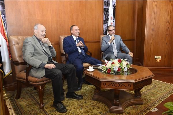 عبد المحسن سلامة يتوسط إسلام عفيفي رئيس مجلس الادارة والكاتب محمد بركات 