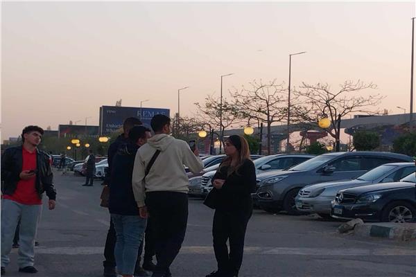 وفاء مكي تصل عزاء الراحل سليمان عيد بمسجد الشرطة