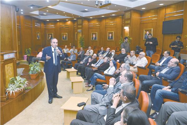 عبدالمحسن سلامة يتحدث إلى شيوخ المهنة من أبناء «أخبار اليوم»
