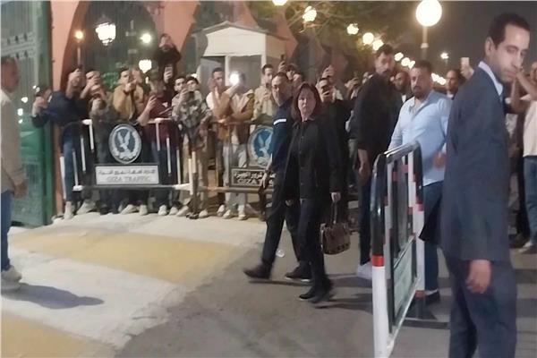 إلهام شاهين تصل عزاء سليمان عيد في مسجد الشرطة 
