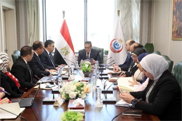 وزير الصحة خلال اجتماعه مع رئيس هيئة الشراء الموحد