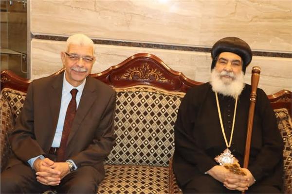 رئيس جامعة المنوفية يقدم التهنئة لنيافة الأنبا بنيامين والأخوة الأقباط بعيد القيامة المجيد
