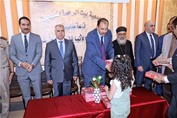 محافظ سوهاج يشارك أطفال "بيت الرحمة" فرحتهم بعيد القيامة المجيد