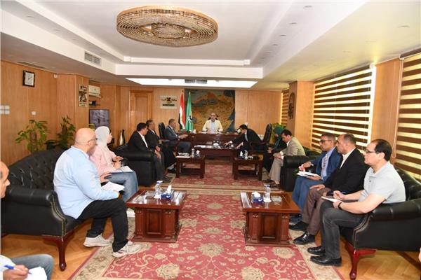 محافظ الفيوم يتابع معدلات الآداء بملف تقنين أراضي أملاك الدولة
