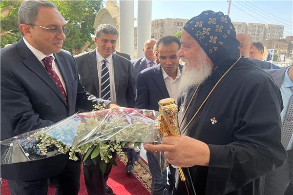 محافظ قنا يهنئ أقباط المدينة بعيد القيامة المجيد