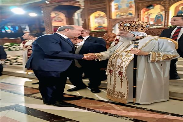 وزير تلطيران يهنئ البابا تواضروس بمناسبة عيد القيامة