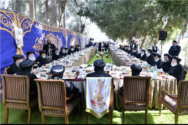 البابا تواضروس يلتقي أحبار الكنيسة على مائدة إفطار شم النسيم في دير السريان
