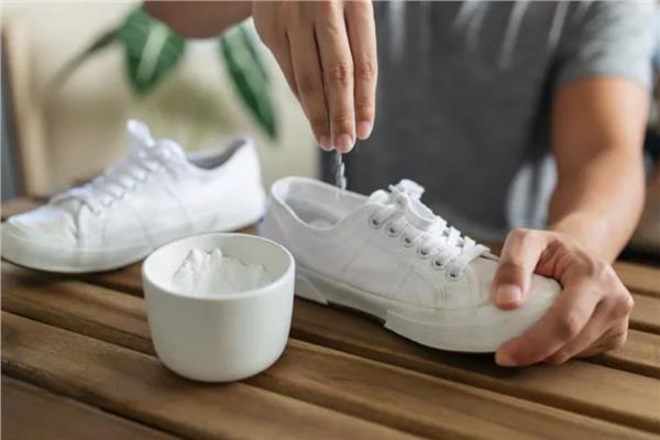 طرق التخلص من رائحة الأحذية