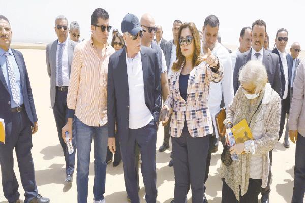 وزيرة التنمية المحلية خلال الجولة
