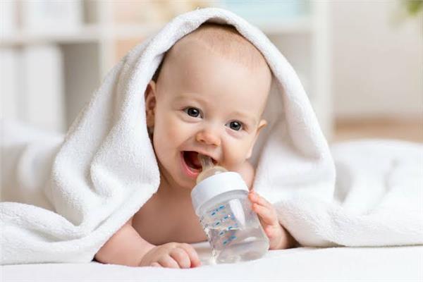  متى يشرب الرضيع الماء والكمية الصحيحة؟ 
