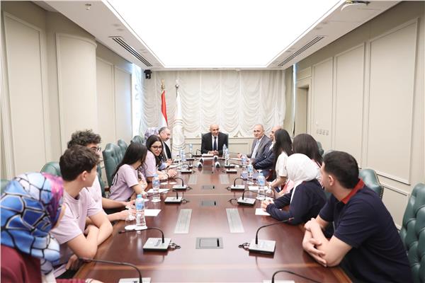وزير التعليم يلتقي ممثلين لطلاب مدارس النيل الدولية