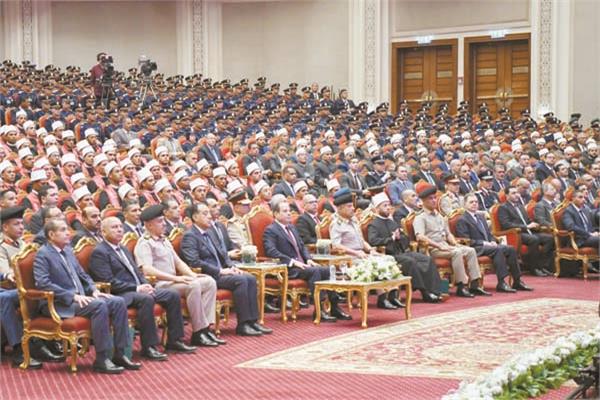 الوزراء وكبار رجال الدولة خلال حفل تخرج الدورة الثانية لتأهيل أئمة الأوقاف بالأكاديمية العسكرية