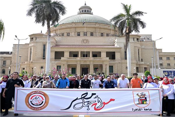 رئيس جامعة القاهرة يشارك الطلاب ماراثون الدراجات ومباراة كرة قدم خماسية