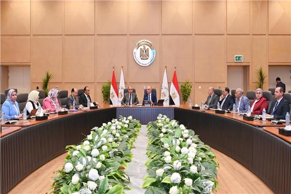 محافظ المنيا يبحث مع وزير الرى آليات حماية نهر النيل