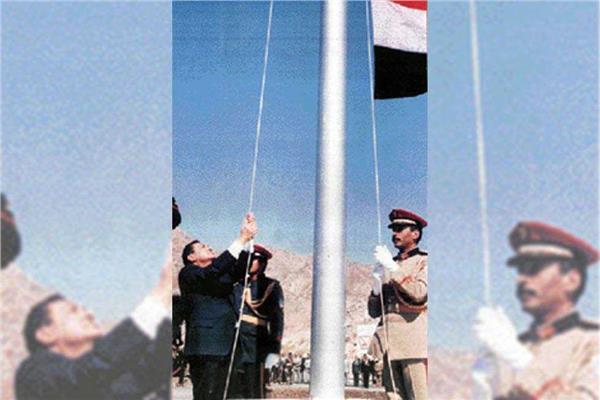 رفع علم مصر على أرض طابا