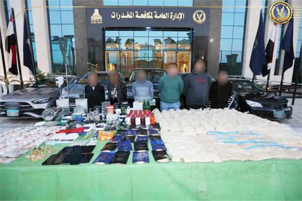 المتهمون أمام المضبوطات