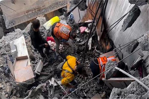 الدفاع المدني بغزة ينتشل جثامين الشهداء - صورة أرشيفية