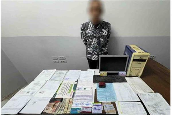 المتهم وأمامه المضبوطات