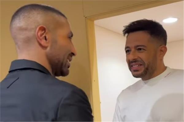 محمد حماقي يعانق أحمد سعد في حفل مدينة العلا