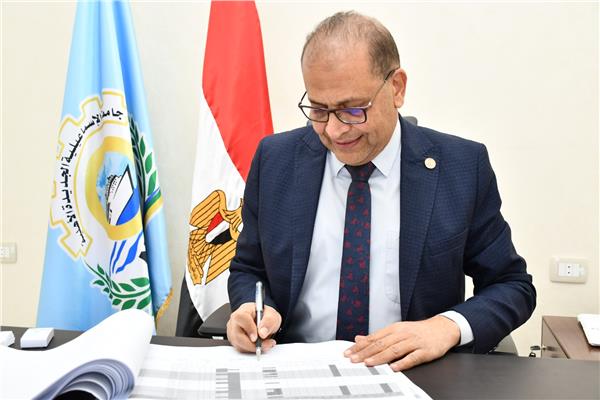الدكتور ناصر مندور، رئيس جامعة قناة السويس