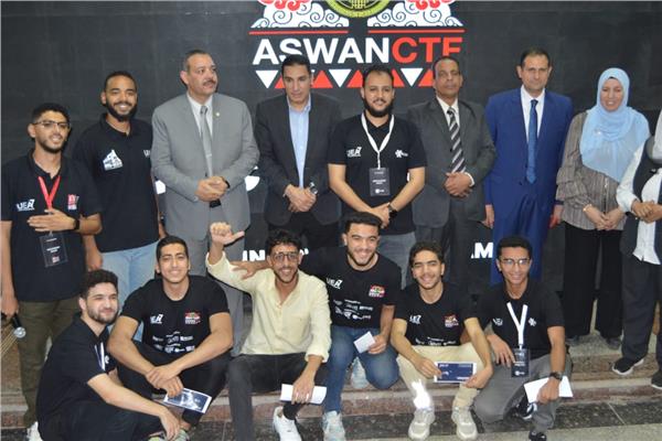 فريق طلابي بكلية الحاسبات والمعلومات جامعة الأقصريحصد المركزالأول