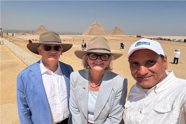 جانب من زيارة الحاكم العام لكومنولث استراليا لأهرامات الجيزة