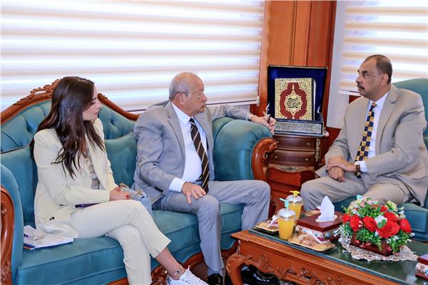 محافظ سوهاج خلال استقباله المهندس نجيب ساويرس