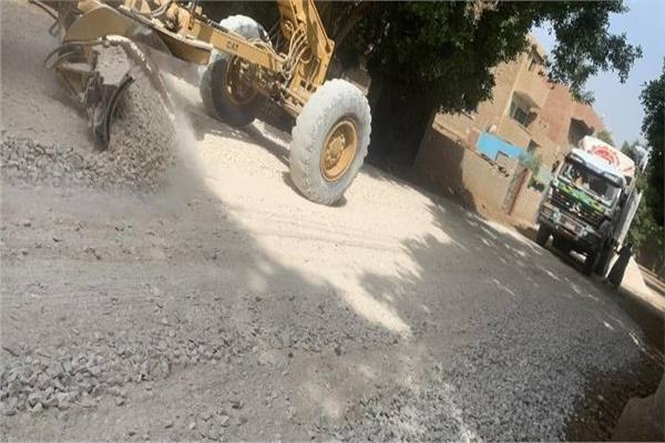 محافظ أسيوط يتابع استكمال أعمال رصف طريق جسر طراد النيل