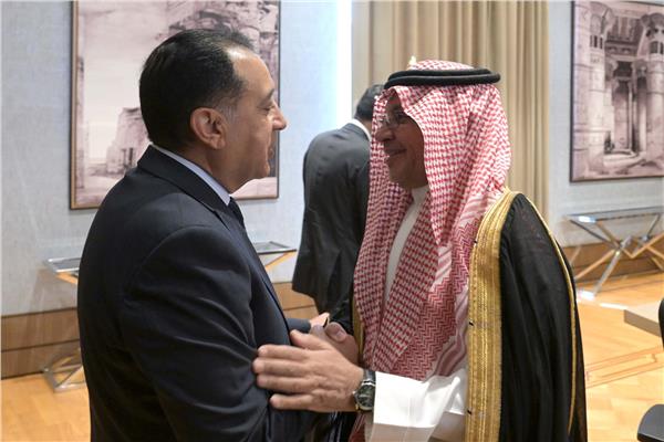 الدكتور مصطفى مدبولي رئيس مجلس الوزراء يلتقي الأمين العام للمجلس التنسيقي الأعلى السعودي