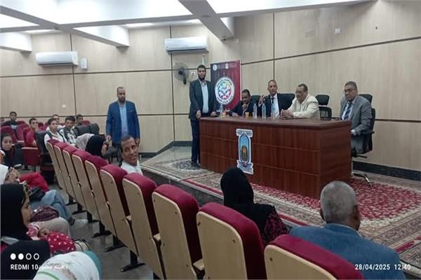 ندوة  حوار مع صناع القرار