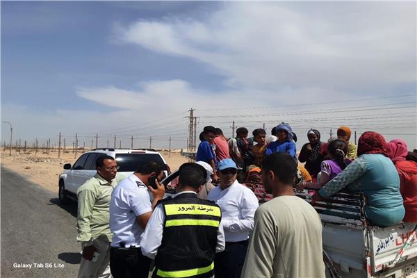ضبط سيارة بيك اب على الطريق الصحراوى تقل 35 طفلًا  للعمل بالمزارع