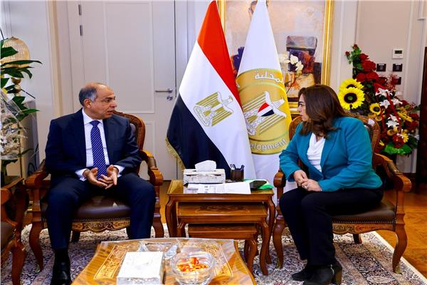 محافظ المنيا  مع وزيرة التنمية المحلية 
