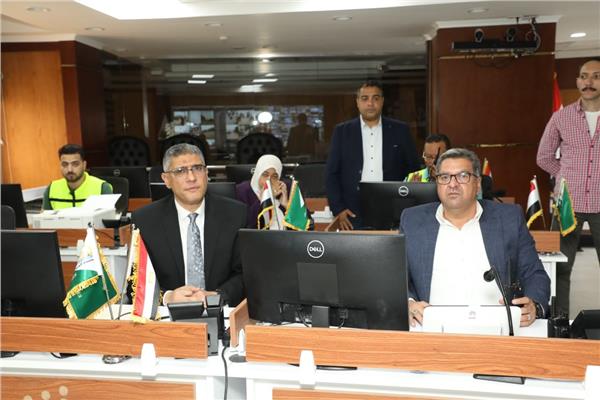 محافظ الجيزة بمركز سيطرة الشبكة الوطنية للطوارئ