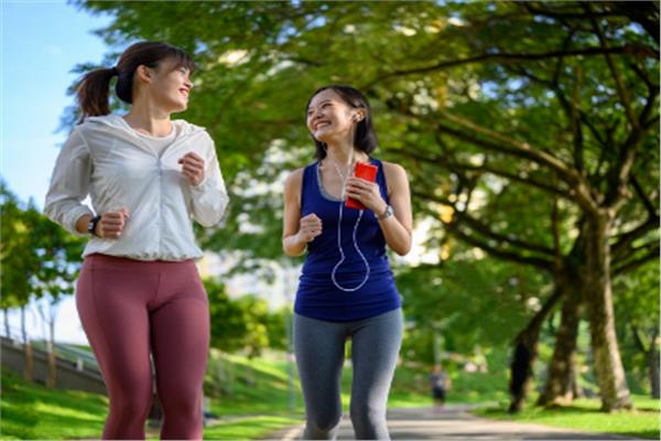 دراسة تكشف تأثير المشي السريع على ضربات القلب
