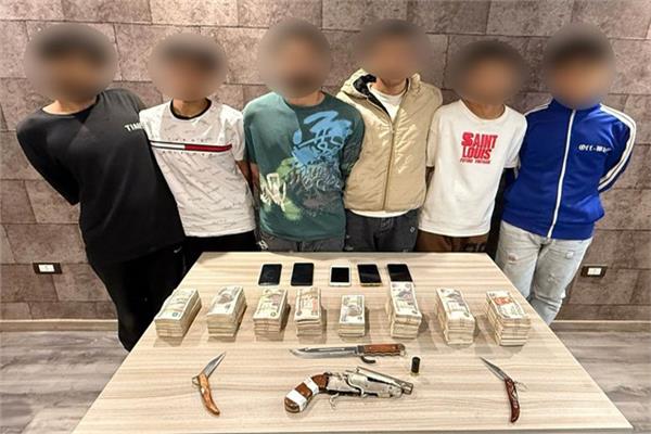 المتهمون وأمامهم المضبوطات