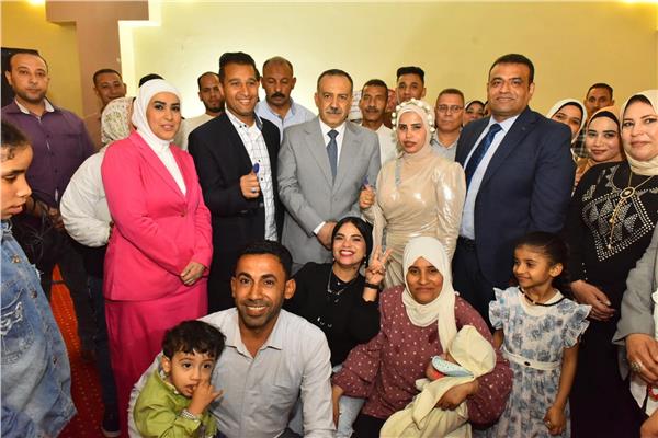 محافظ اسيوط خلال مراسم حفل عقد قران عروسين