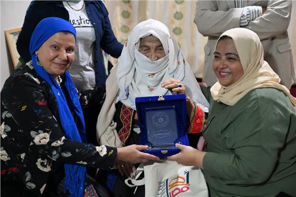 تكريم المناضلة السيناوية فرحانة في الملتقى 20 للمرأة الحدودية بالعريش