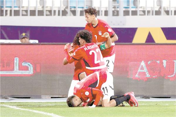 فرحة اللاعبين مع كباكا صاحب هدف المنتخب الوحيد فى مباراة سيراليون