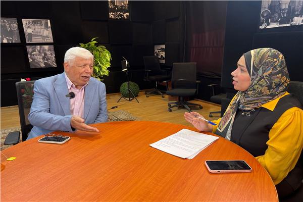 اللواء محمد الغباري خلال حواره مع رئيس القسم العسكري ببوابة أخبار اليوم