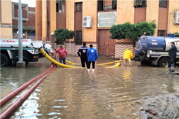 عملية سحب مياه الامطار من شوارع دمياط
