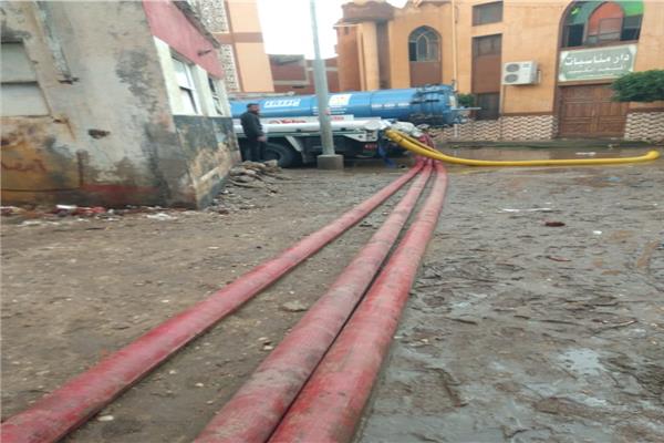 سحب مياه الأمطار بقرية الوسطاني