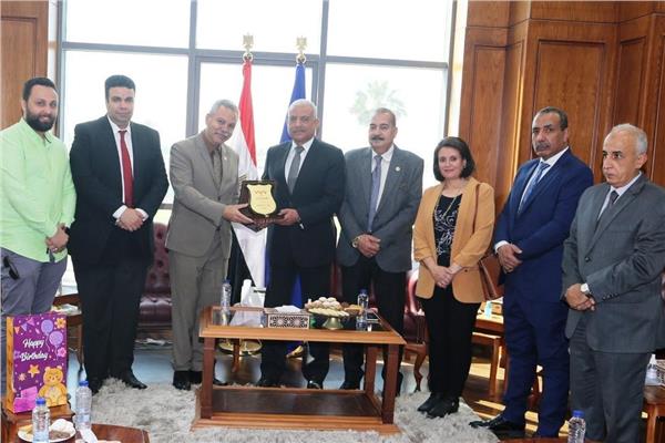 حزب المصريين الأحرار يكرم أصحاب الحرف اليدوية
