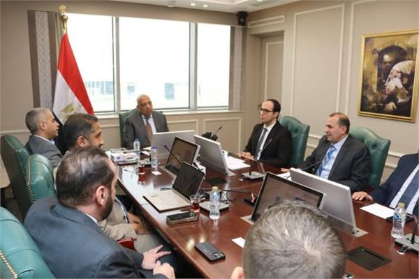 وزير الكهرباء يتابع مجريات تشغيل منظومة الشحن الموحد