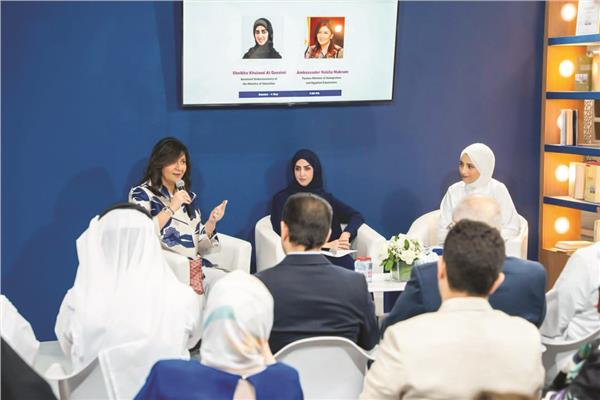 السفيرة نبيلة مكرم خلال مشاركتها في فعاليات معرض أبوظبي الدولي للكتاب