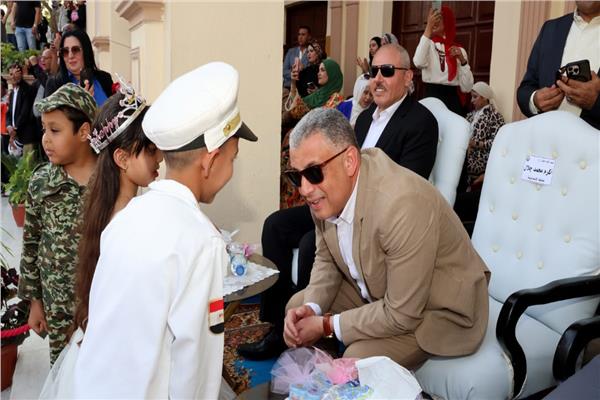 محافظ الإسماعيلية يفتتح معرض الزهور ويشارك المواطنين فرحتهم